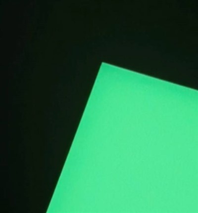 Brilla en la hoja de acrílico oscuro